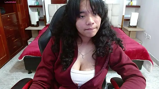 Snapshot of laureentt_ chatting on 10, 2, 2025 laureentt online show from 10, 2, 2025