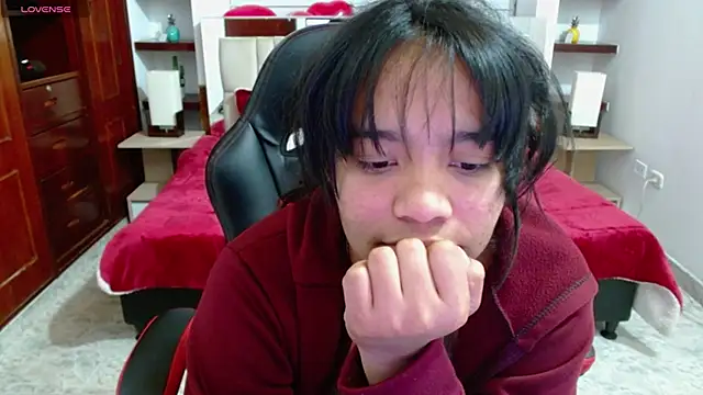 Snapshot of laureentt_ chatting on 12, 2, 2025 laureentt online show from 12, 2, 2025