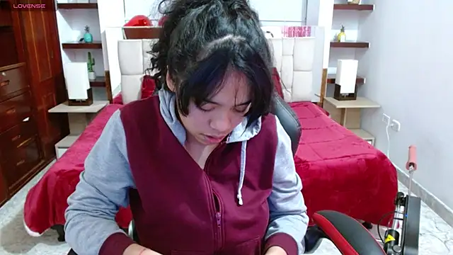Snapshot of laureentt_ chatting on 22, 2, 2025 laureentt online show from 22, 2, 2025