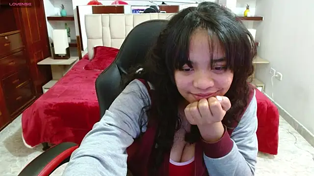 Snapshot of laureentt_ chatting on 3, 3, 2025 laureentt online show from 3, 3, 2025