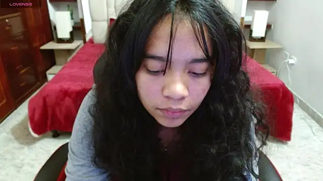 Snapshot of laureentt_ chatting on 5, 3, 2025 laureentt online show from 5, 3, 2025