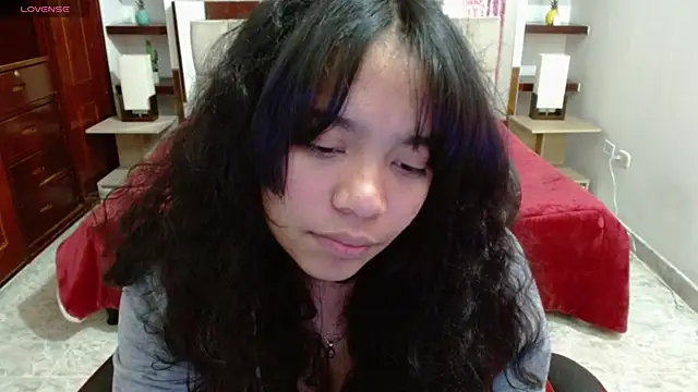 Snapshot of laureentt_ chatting on 6, 3, 2025 laureentt online show from 6, 3, 2025
