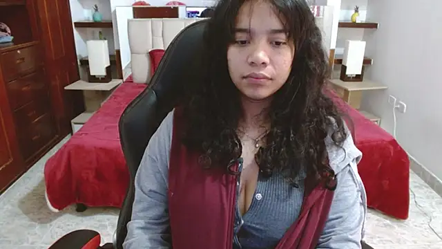 Snapshot of laureentt_ chatting on 7, 3, 2025 laureentt online show from 7, 3, 2025