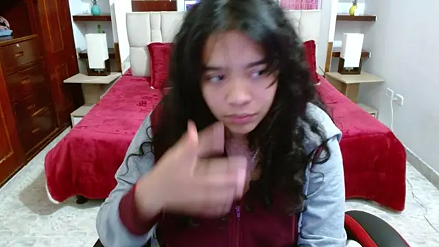 Snapshot of laureentt_ chatting on 7, 3, 2025 laureentt online show from 7, 3, 2025