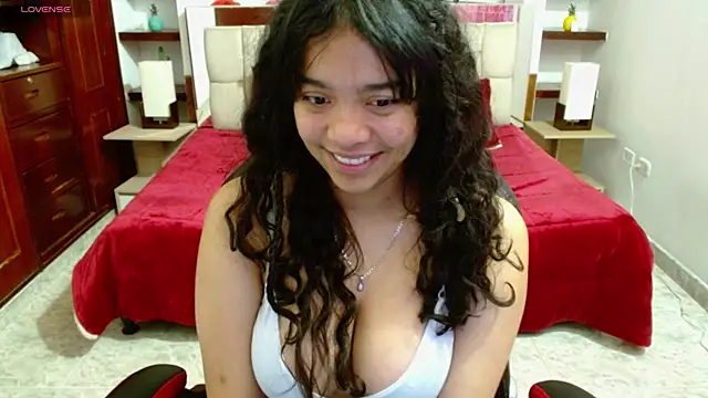 Snapshot of laureentt_ chatting on 8, 3, 2025 laureentt online show from 8, 3, 2025