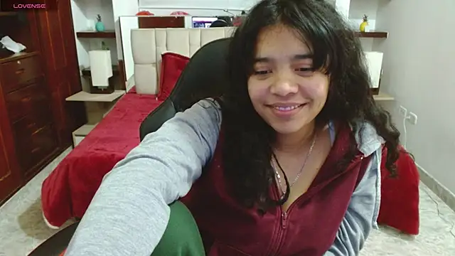 Snapshot of laureentt_ chatting on 8, 3, 2025 laureentt online show from 8, 3, 2025