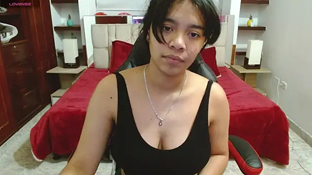 Snapshot of laureentt_ chatting on 10, 3, 2025 laureentt online show from 10, 3, 2025
