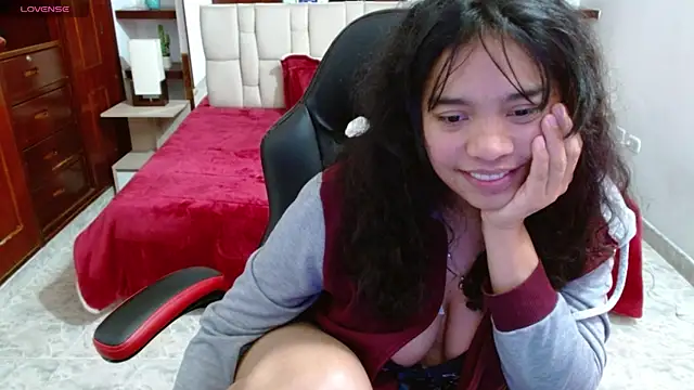 Snapshot of laureentt_ chatting on 11, 3, 2025 laureentt online show from 11, 3, 2025