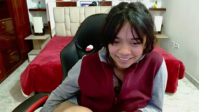 Snapshot of laureentt_ chatting on 12, 3, 2025 laureentt online show from 12, 3, 2025
