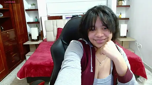Snapshot of laureentt_ chatting on 17, 3, 2025 laureentt online show from 17, 3, 2025