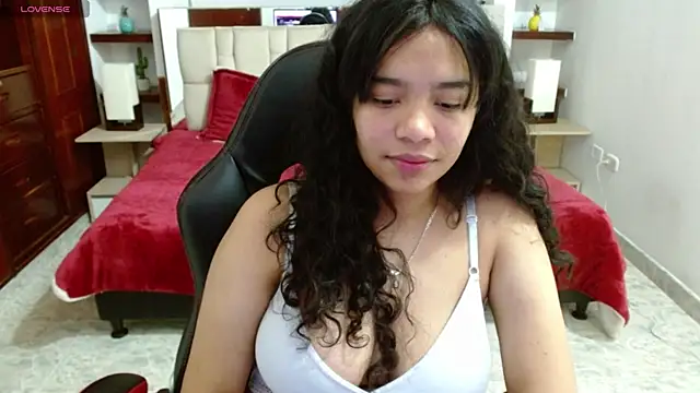 Snapshot of laureentt_ chatting on 21, 3, 2025 laureentt online show from 21, 3, 2025