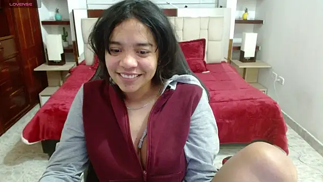 Snapshot of laureentt_ chatting on 21, 3, 2025 laureentt online show from 21, 3, 2025