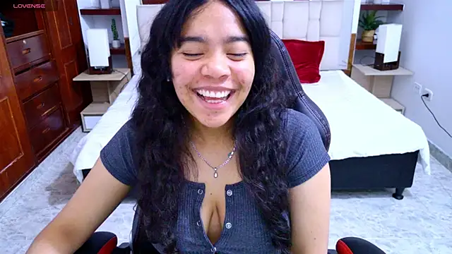 Snapshot of laureentt_ chatting on 10, 9, 2025 laureentt online show from 10, 9, 2025