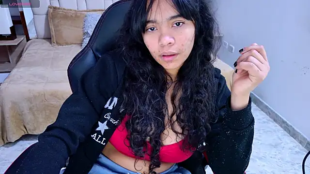 Snapshot of laureentt_ chatting on 19, 9, 2025 laureentt online show from 19, 9, 2025