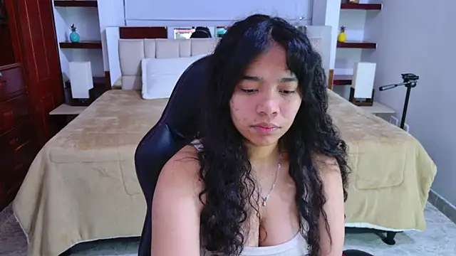 Snapshot of laureentt_ chatting on 25, 9, 2025 laureentt online show from 25, 9, 2025