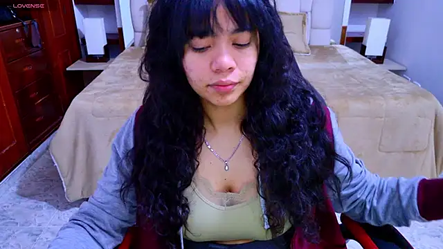 Snapshot of laureentt_ chatting on 3, 10, 2025 laureentt online show from 3, 10, 2025