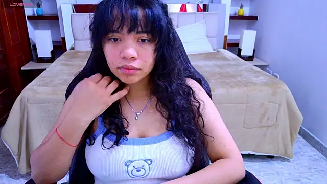 Snapshot of laureentt_ chatting on 4, 10, 2025 laureentt online show from 4, 10, 2025