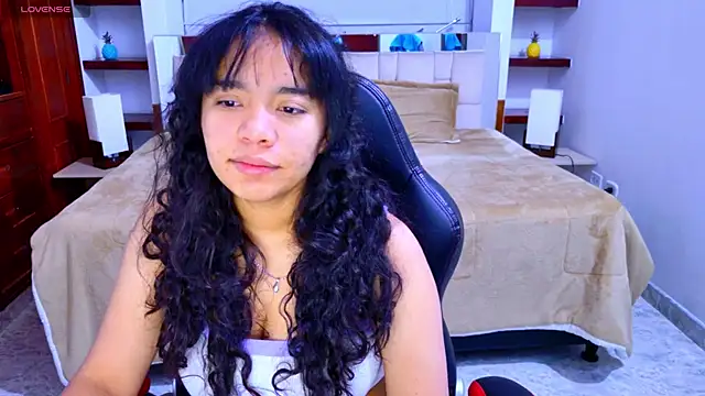Snapshot of laureentt_ chatting on 7, 10, 2025 laureentt online show from 7, 10, 2025