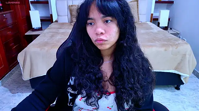 Snapshot of laureentt_ chatting on 9, 10, 2025 laureentt online show from 9, 10, 2025