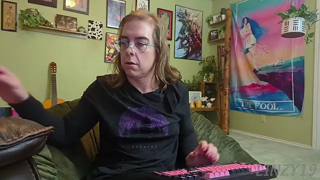 Linzy 19 online show from 10, 11, 2025