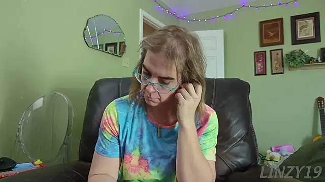 Linzy 19 online show from 11, 11, 2025