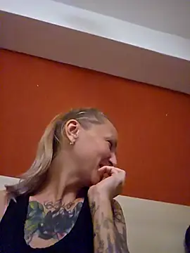 Snapshot of bigpuff_hott chatting on 4, 10, 2025 bigpuff hott online show from 4, 10, 2025