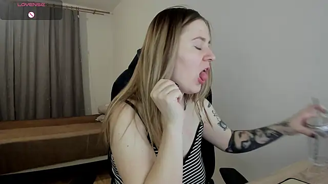 Olivia Munk online show from 4, 3, 2025