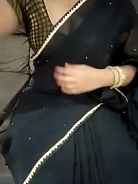 Snapshot of Mounika25 chatting on 13, 11, 2025 Mounika25 online show from 13, 11, 2025