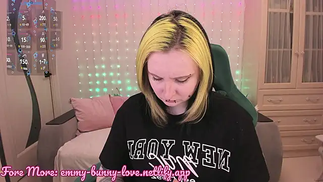 Snapshot of EmmyBunny chatting on 5, 2, 2026 EmmyBunny online show from 5, 2, 2026