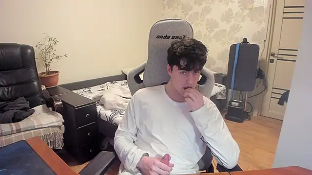 Snapshot of Knuckles17 chatting on 19, 12, 2025 Knuckles17 online show from 19, 12, 2025