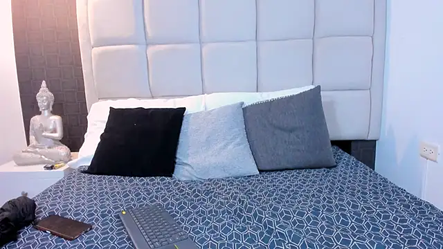 Hecatee 77 online show from 25, 2, 2025