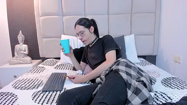 Hecatee 77 online show from 22, 3, 2025