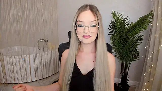 Snapshot of FloweryLove_1 chatting on 14, 1, 2025 FloweryLove 1 online show from 14, 1, 2025