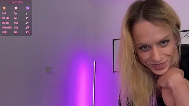 Snapshot of julia-01 chatting on 15, 11, 2025 julia-01 online show from 15, 11, 2025