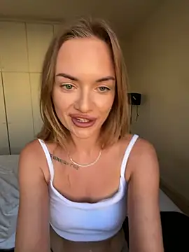 Snapshot of ElenaRebelle chatting on 9, 7, 2026 ElenaRebelle online show from 9, 7, 2026