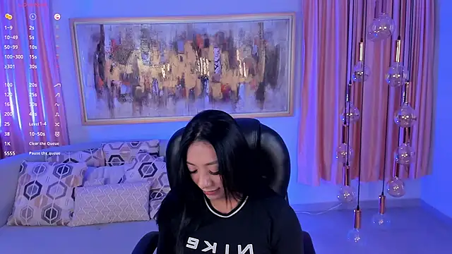 LizzHamilton   online show from 13, 2, 2025