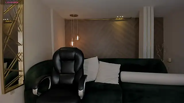 LizzHamilton   online show from 16, 10, 2025