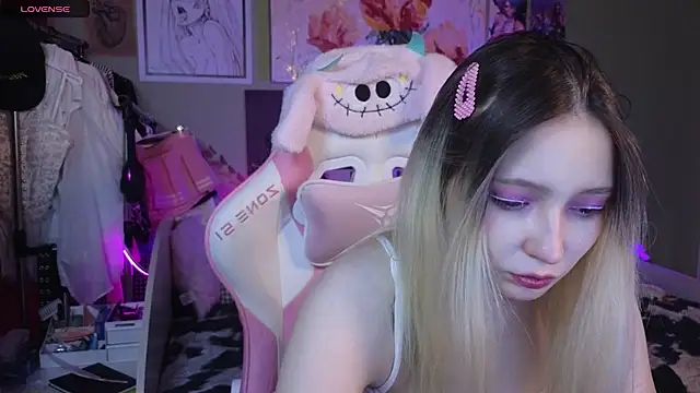 Evie Ro online show from 2, 2, 2025