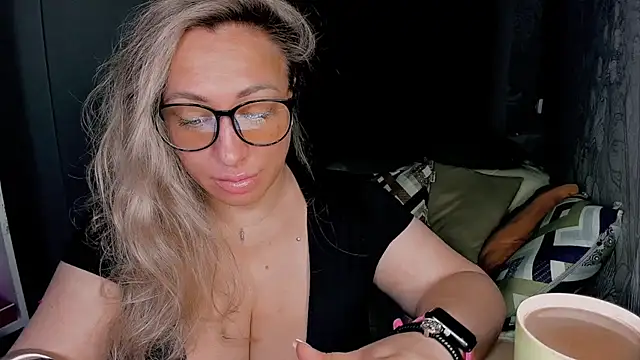 Snapshot of CumOnMy_Tits chatting on 12, 11, 2025 CumOnMy Tits online show from 12, 11, 2025